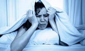 Inzicht in Slapeloosheid en 5 Stappen om Sneller in Slaap te Vallen 1 sneller in slaap vallen