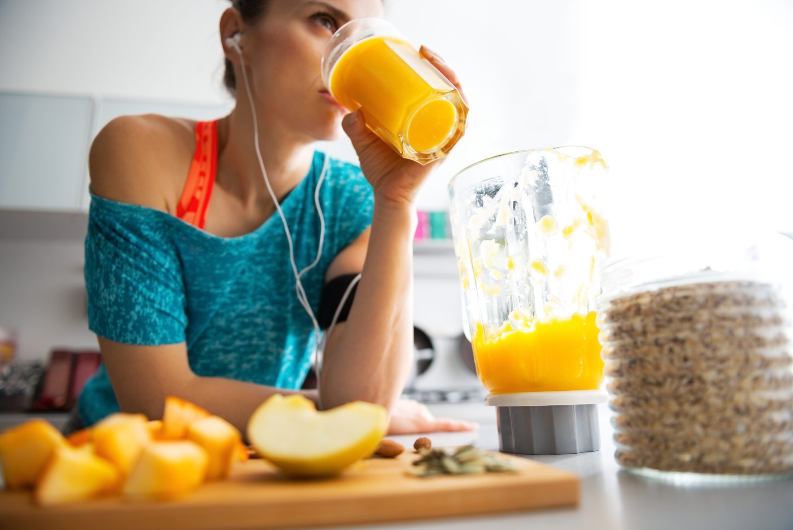 Close-up,On,Fitness,Young,Woman,Drinking,Pumpkin,Smoothie,In,Kitchen keto core druppels review